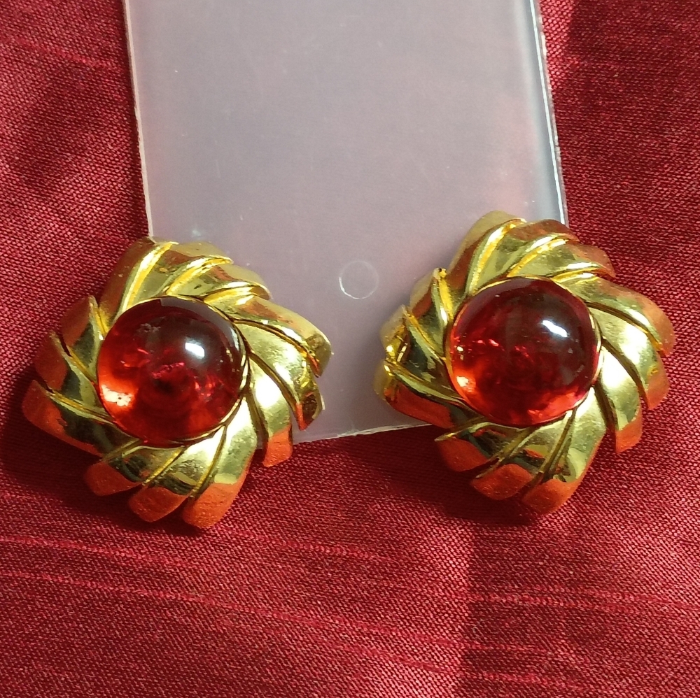 ❤️CINER GOLD TONE AND RED DOMED CABACHON CLIP EARRINGS 2"